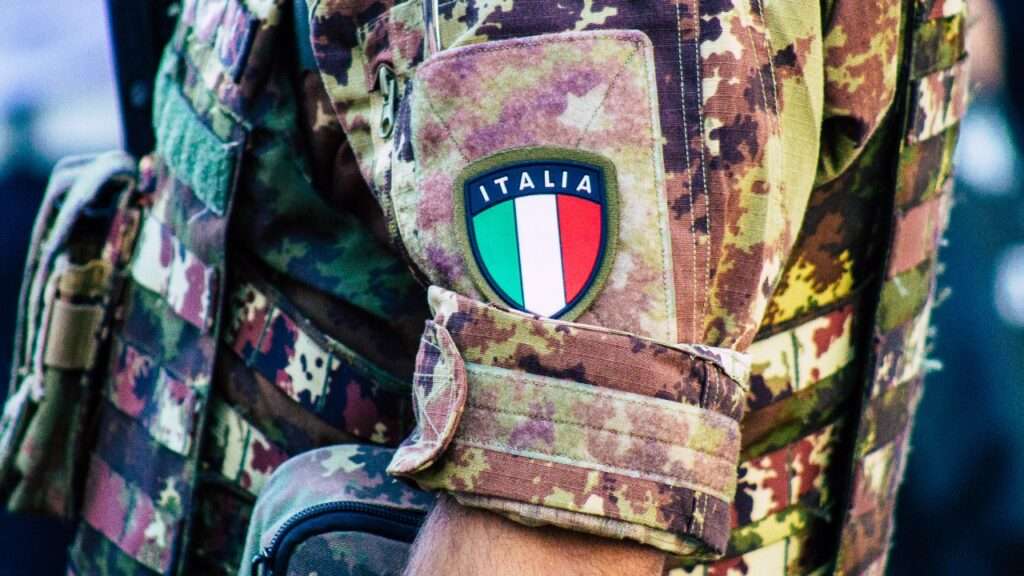 immagine di un militare dell'esercito italiano in uniforme da combattimento