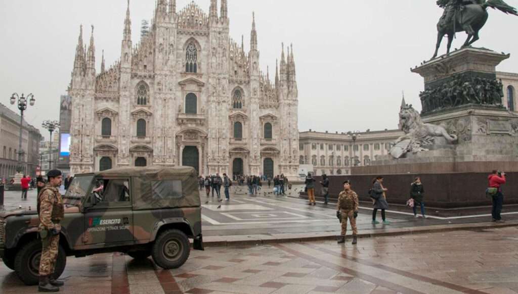 Foto repertorio di una pattuglia dell'Esercito Italiano durante l'operazione Strade Sicure a Milano